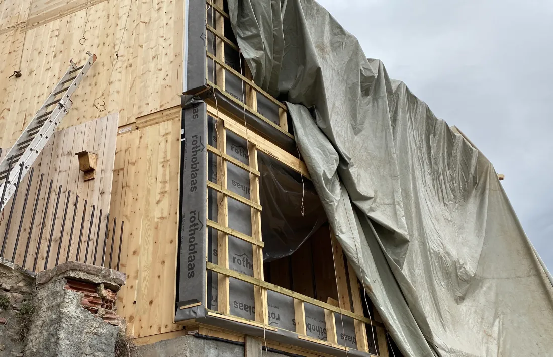 Façana de l’edifici que es construeix a Taús, a les Valls d’Aguilar. 