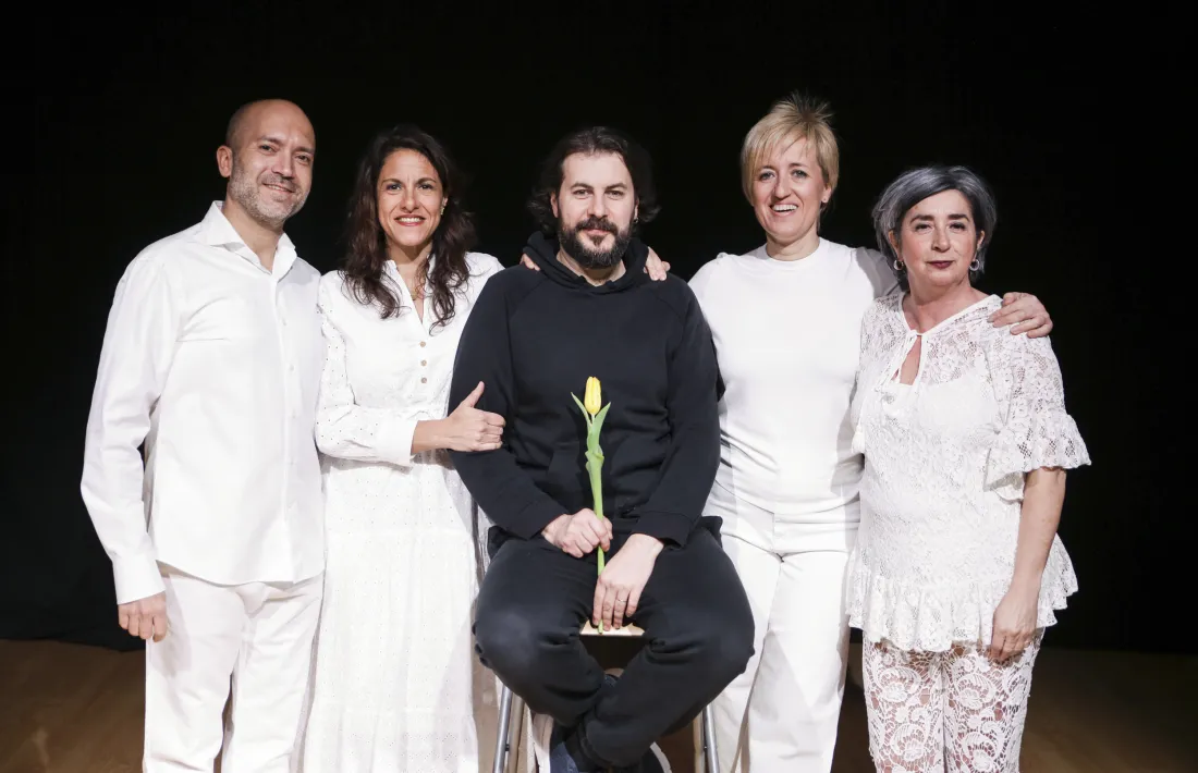 Casero, amb el lliri a la mà, envoltat per les dues parelles del combat: Sans i Porqueras versus Palomares i Rivero.