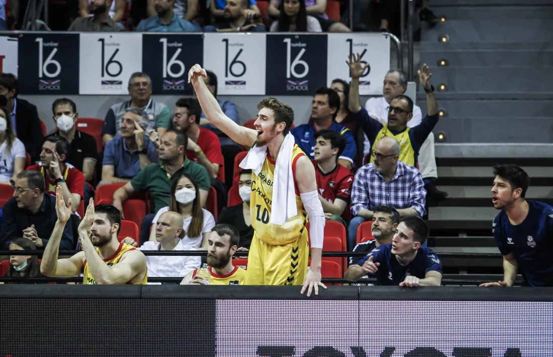 TJ Cline, aler-pivot del BC MoraBanc, celebra una de les cistelles dels seus companys des de la banqueta.