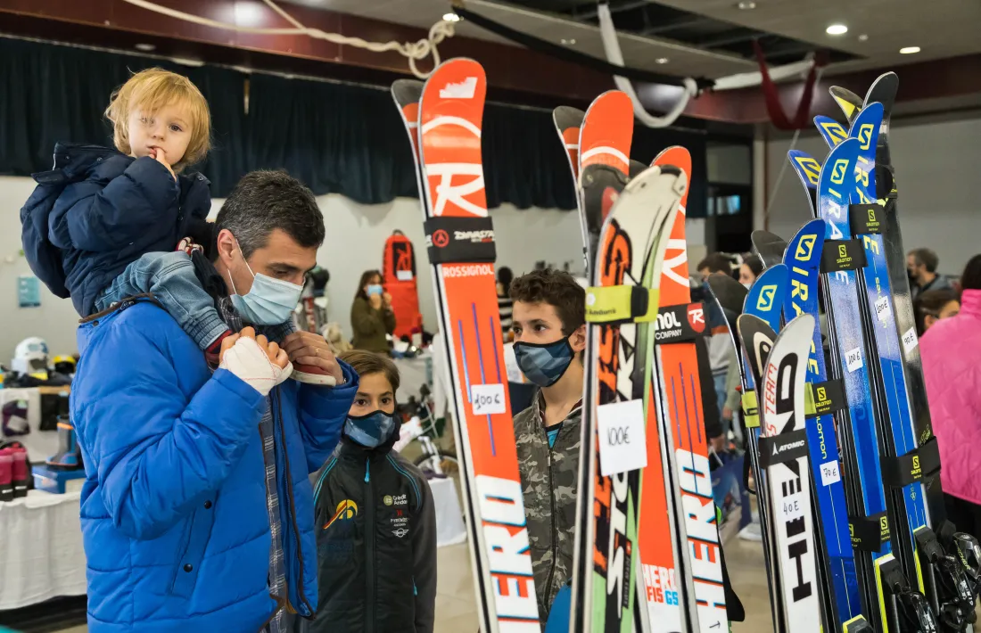 Uns esquís de segona mà del Vide Esport 2021.