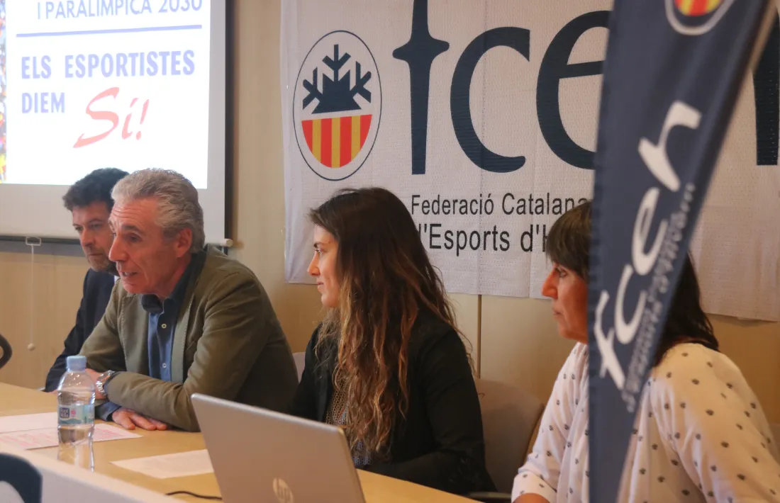 El president de la FCEH, David Samper, amb l'esquiadora Núria Pau. 