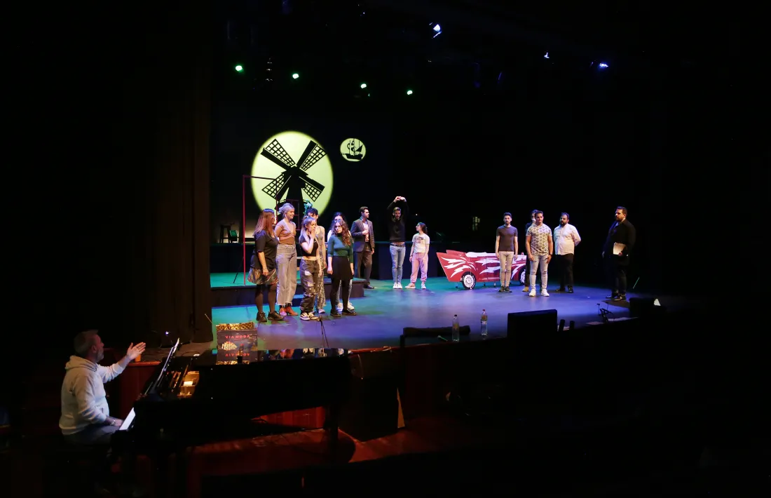 L’elenc sencer de ‘Molinos de viento’, a l’assaig escènic d’ahir: els protagonistes els completen Jonaina Salvador, Andrés Sánchez Joglar i Omar Nieto. La direcció escènica és de Jofre Belles.