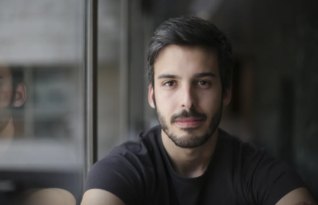 El baríton, en un recés de l’assaig de cant de dimarts.