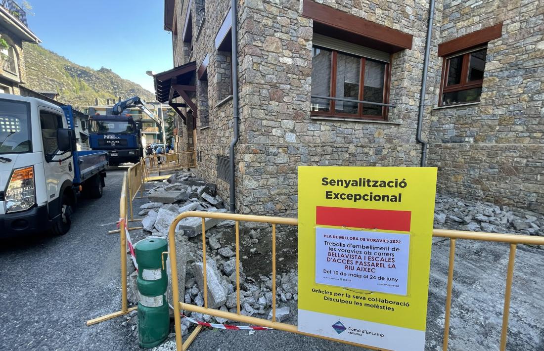 Els treballs d'embelliment al carrer Bellavista i les escales d'accés a la passarel·la del Riu Aixec.