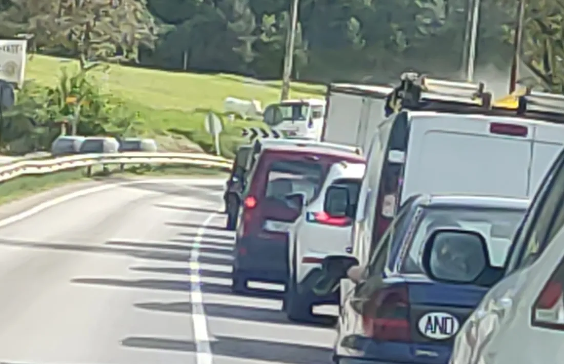 Imatge de les cues provocades per l'accident a la C-14.