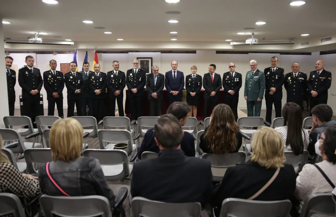 Foto de família dels agents condecorats aquest migdia a la sala d'acte de l'ambaixada.