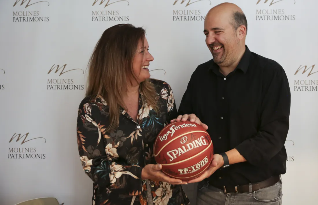 Pati Molné i Gorka Aixàs, a la signatura de la renovació de patrocini amb Molines Patrimonis.