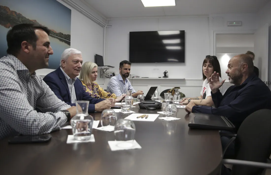 Un moment de la reunió d’ahir entre els membres de la CEA i els representants sindicals.