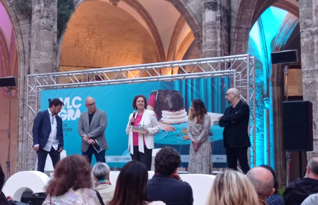 La novel·lista escaldenca, ahir al vespre en l'entrega dels premis amb el trofeu que va rebre com a guanyadora del guardó a la millor novel·la negra en català de l'any.