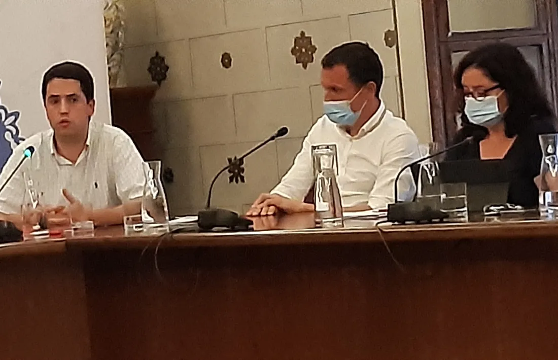 Joan Barrera, a l'esquerra d'Òscar Ordeig durant un ple municipal; a la dreta, Carlota Valls. 