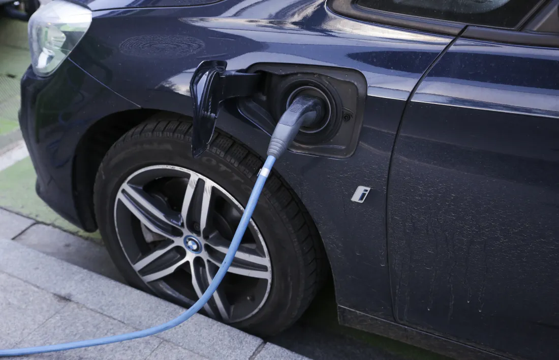 Un vehicle en un punt de càrrega a la capital.