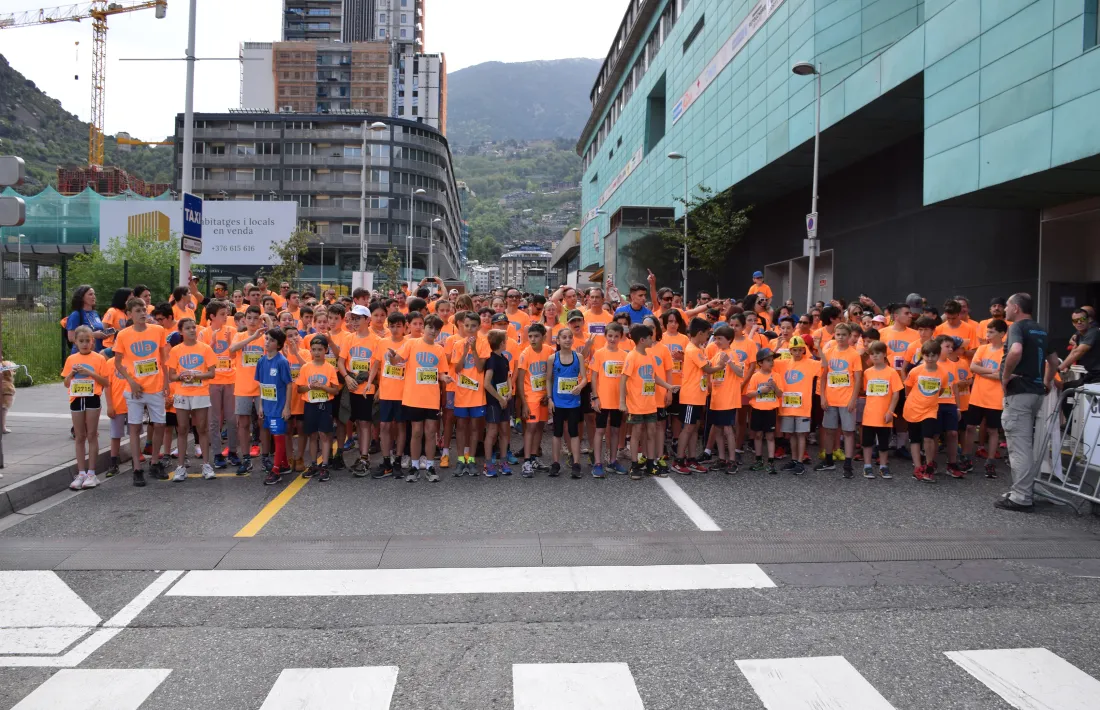 Moments previs a l'inici de l'11a edició de la cursa popular Illa Carlemany.