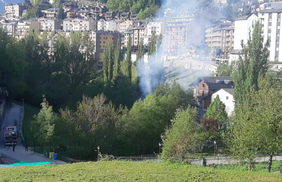 La dotació dels bombers que s'ha desplaçat al camp que del costat del camí de les Gravades.