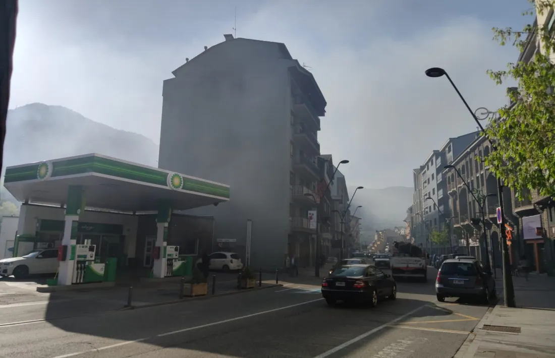 El fum del foc ha arribat a l'avinguda de Sant Antoni.