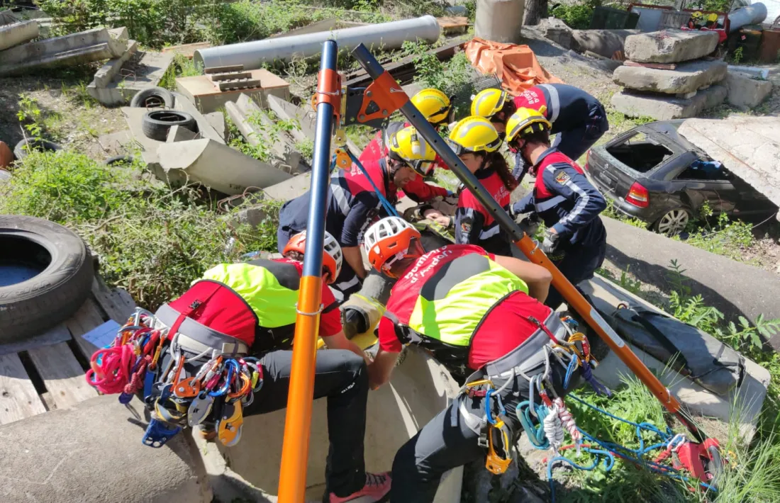 Detall del simulacre d'extracció d'una víctima del sisme.