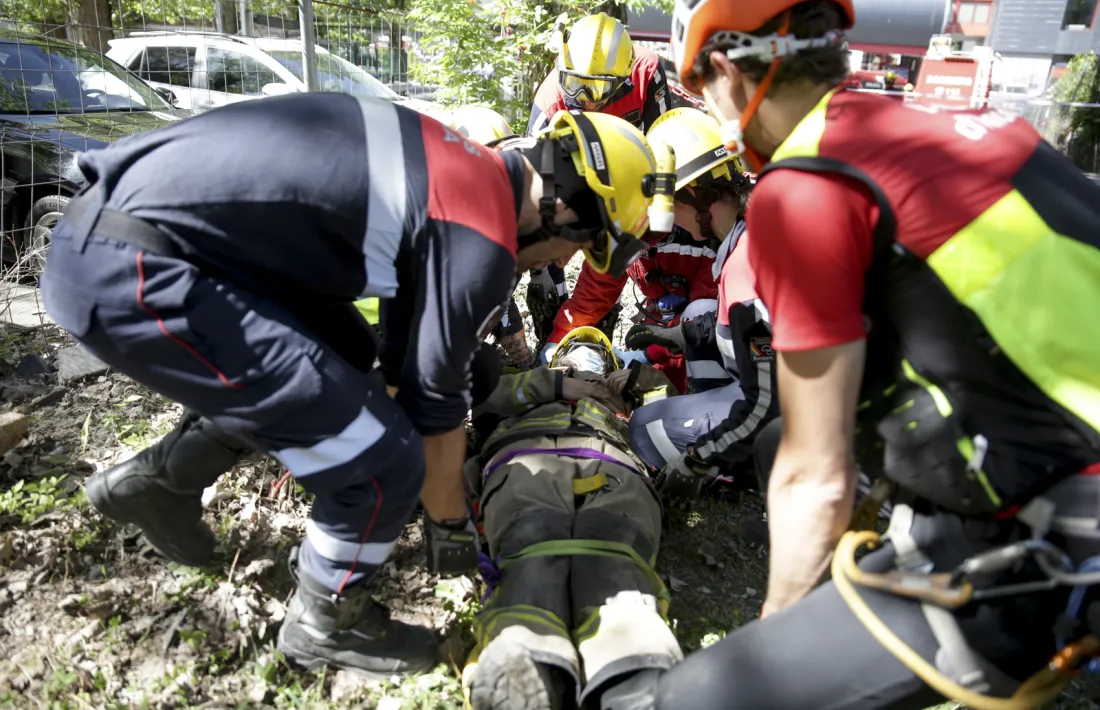 Així ha rebut les primeres atencions una de les víctimes del simulacre de sisme.
