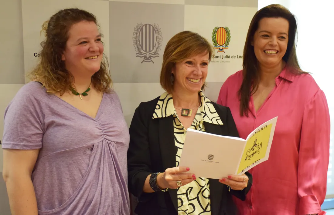 La cònsol menor de Sant Julià de Lòria, Mireia Codina, amb la directora i presidenta de la Coral Rocafort i els Petits Cantaires Lauredians, Brigit Garcia i Anna Lluch.