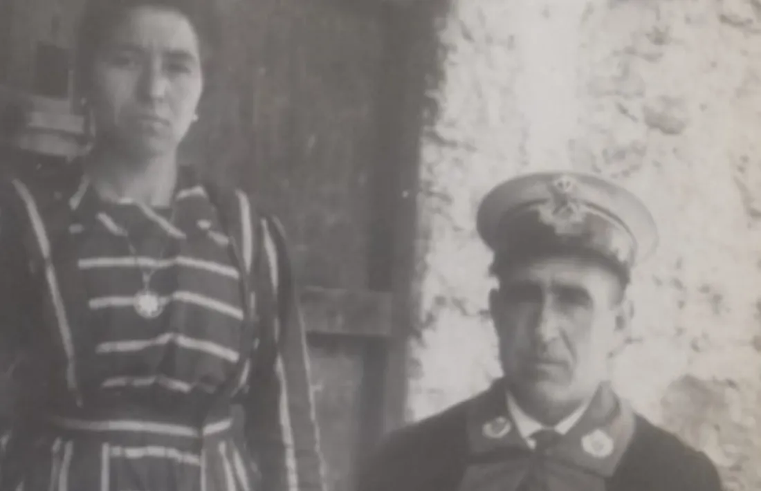  Engràcia Gilirribó i el seu home, al portal de Ca la Gràcia de Tuixent, el 1920.