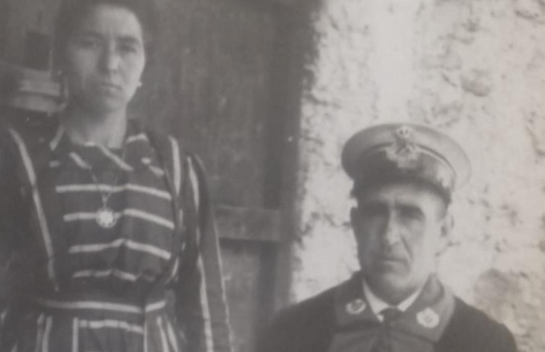  Engràcia Gilirribó i el seu home, al portal de Ca la Gràcia de Tuixent, el 1920.