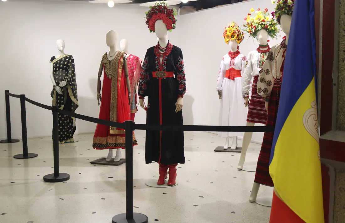 Alguns dels vestits exposats al Centre Cultural La Llacuna.