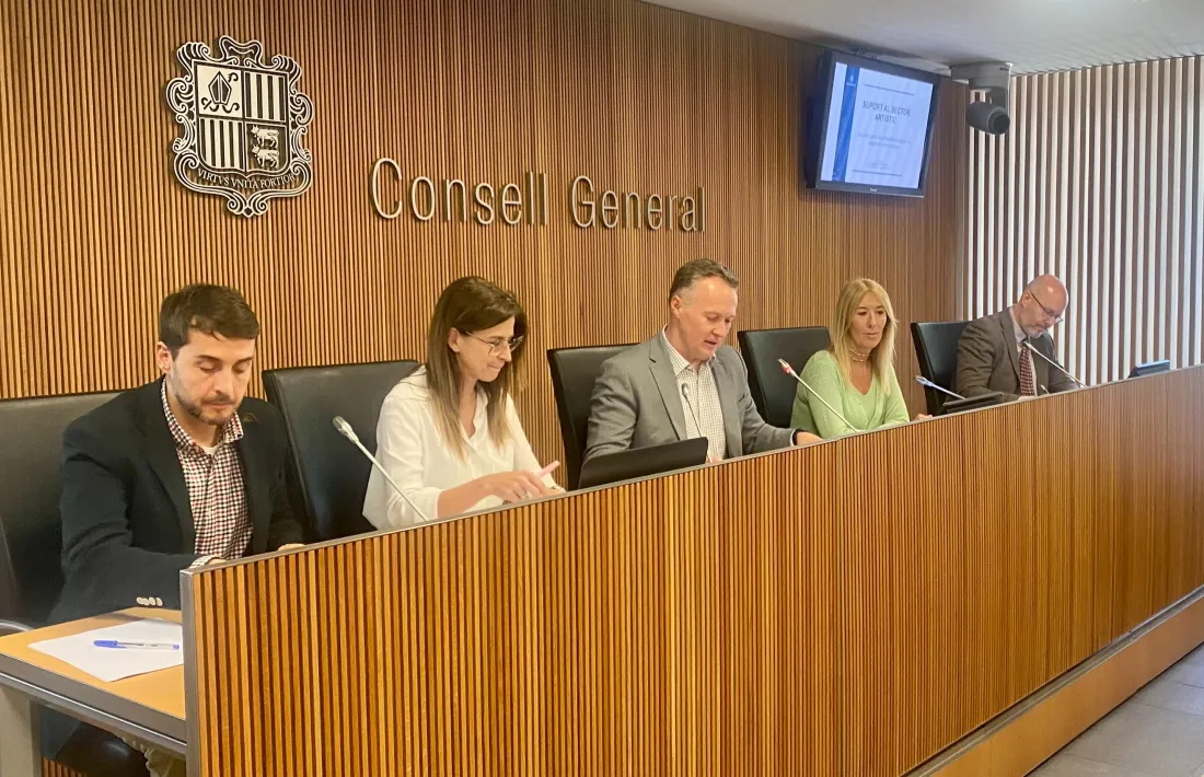 La ministra Sílvia Riva, segona per l'esquerra, en la compareixença d’avui a la comissió legislativa al Consell General.