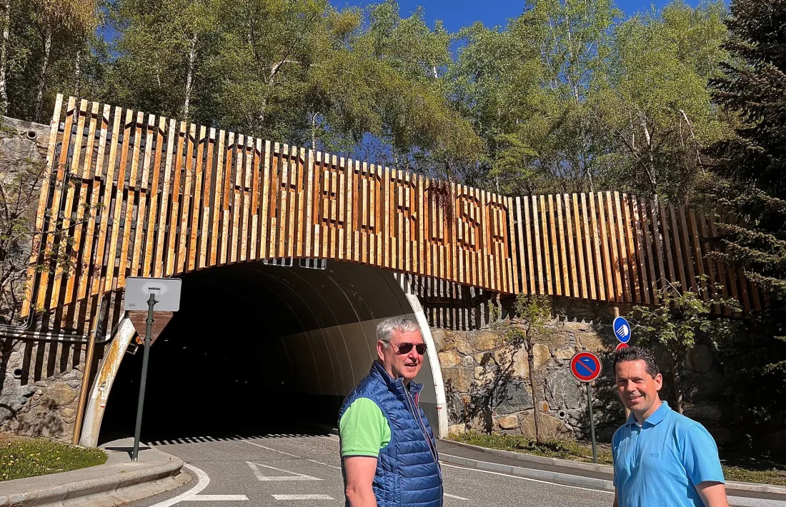 Els consellers Sergi Gueimonde i Josep Agell a l'entrada del parc.