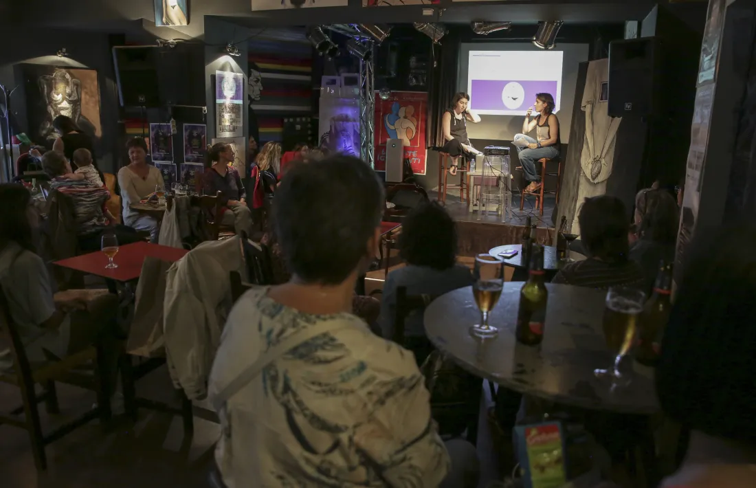 Un moment de la xerrada aquest capvespre a La Fada Ignorant.