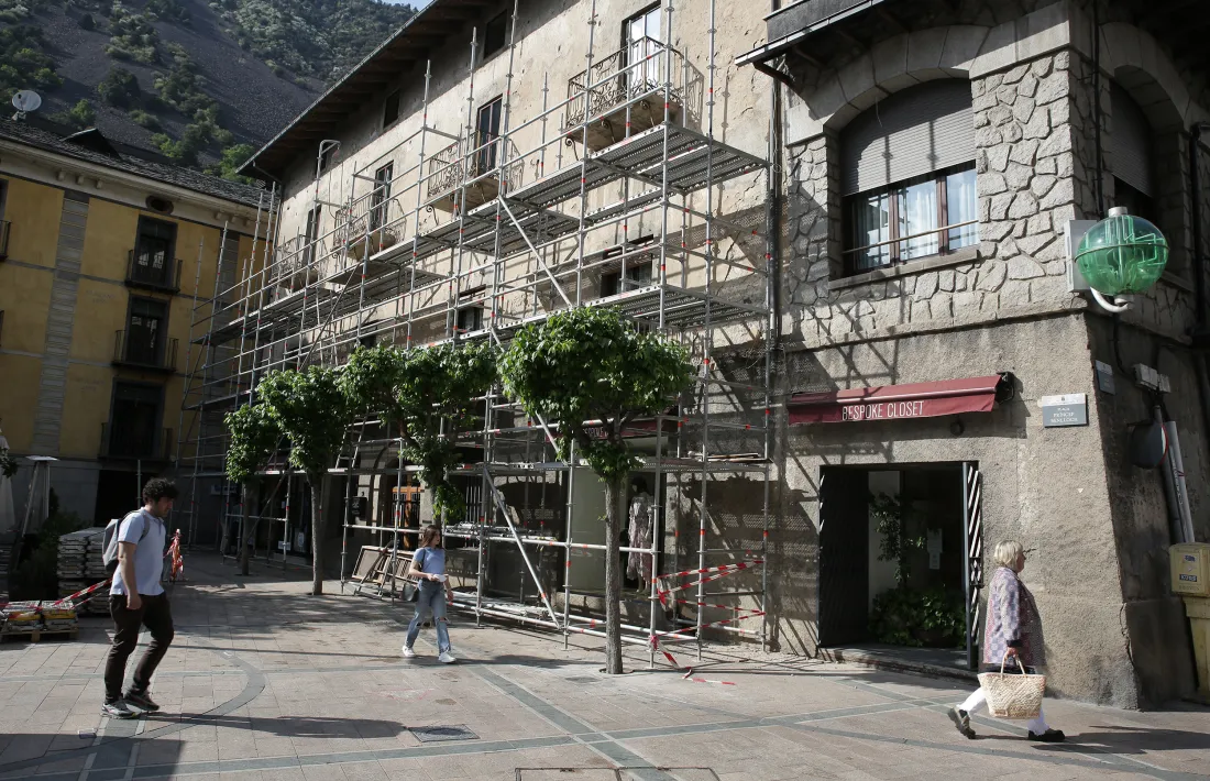 Les bastides es van començar a enfilar ahir per la façana de casa Rebés que dona a la plaça Benlloch.