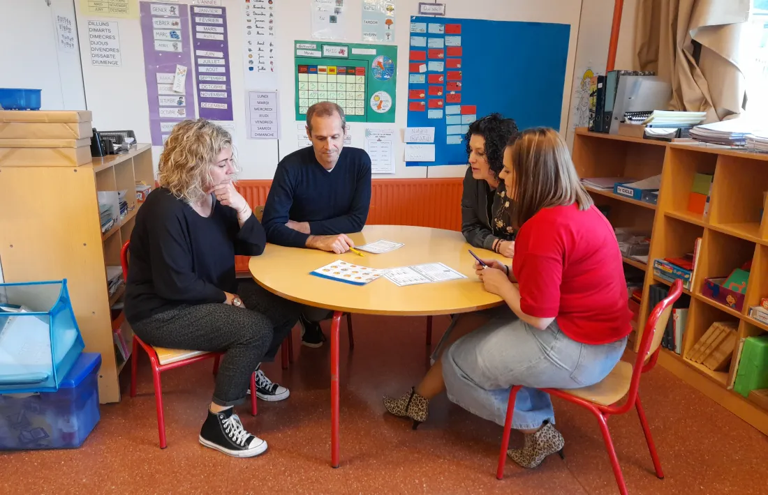 La Natàlia, el Santi, l’Elisabeth i la Sandra a l’aula on es troben els alumnes d’incorporació tardana.