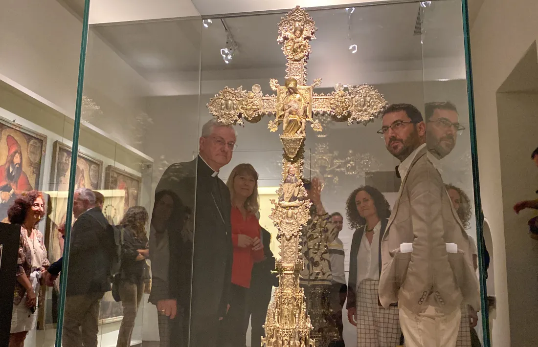 Vives i Viaplana contemplen la Creu Processional de la Pietat. Al costat de l’arquebisbe, la consellera Garriga.