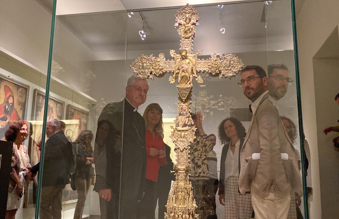 Vives i Viaplana contemplen la Creu Processional de la Pietat. Al costat de l’arquebisbe, la consellera Garriga.