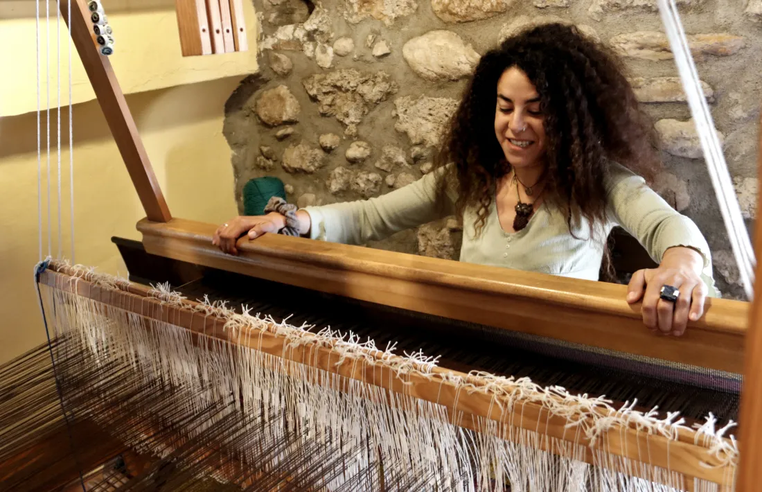 Un teler manual, que es torna a posar en funcionament . 