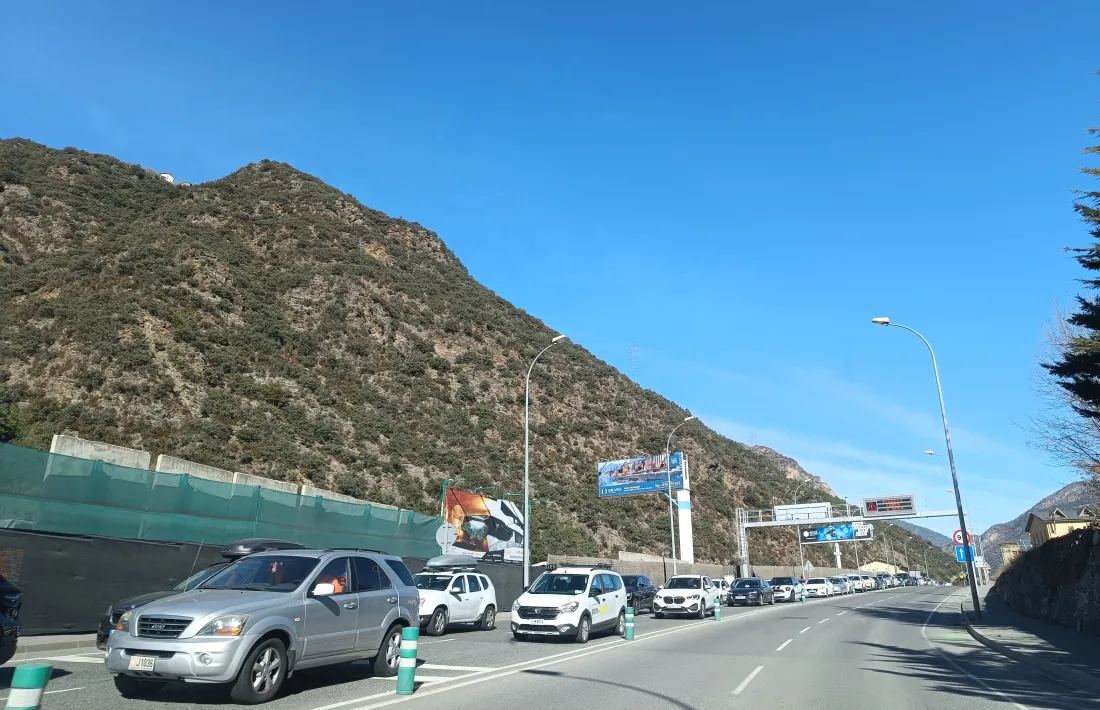 Vehicles fent cua per sortir del país en una imatge d'arxiu.