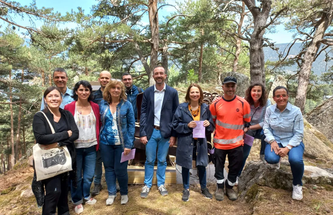 Torres i Gili al centre, acompanyats d'alguns dels membres que han participat i han fet possible la iniciativa.