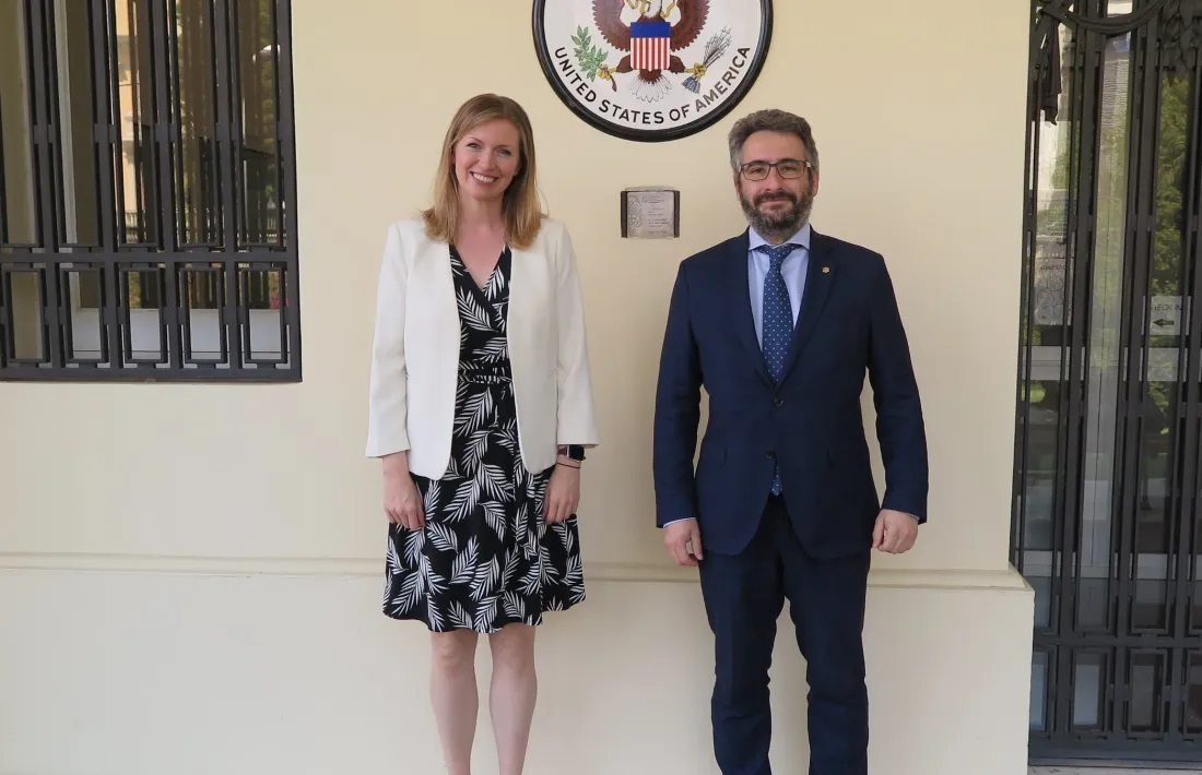 La cònsol general dels Estats Units d’Amèrica, Katie Stana, amb Eic Jover.