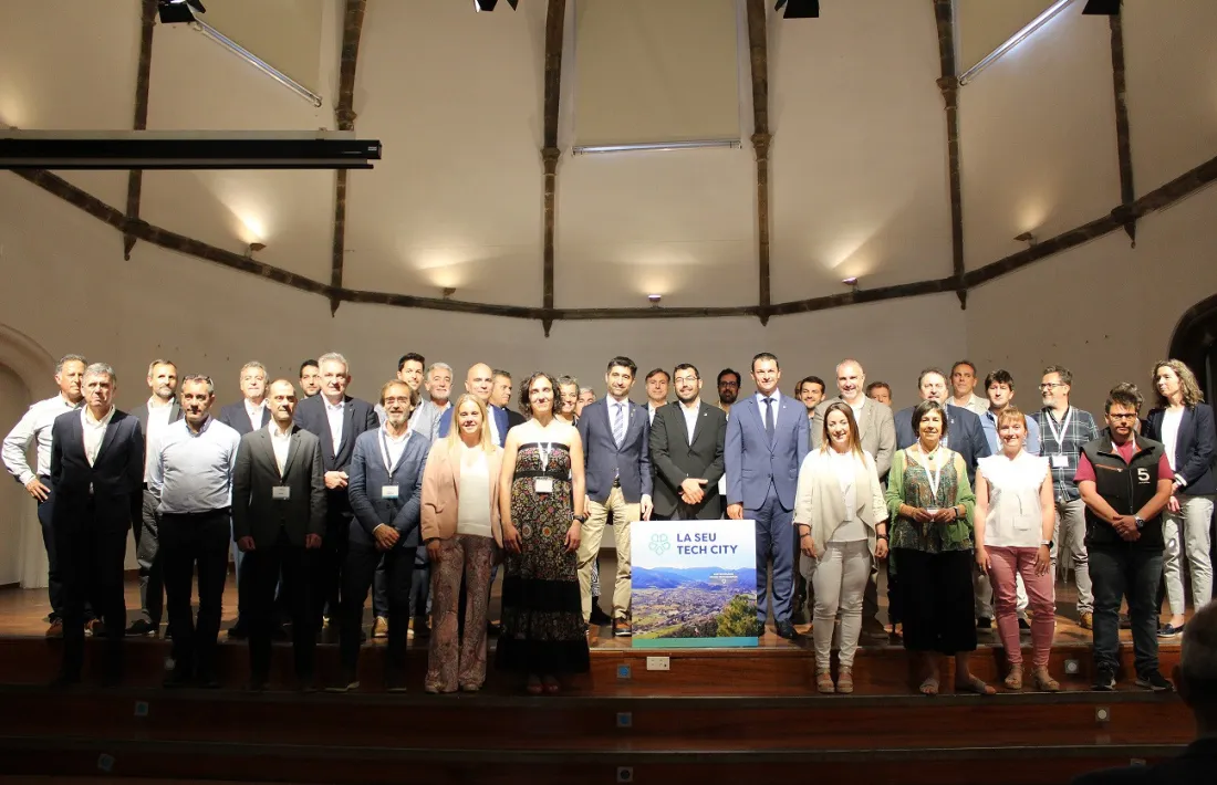 Foto de família de la trentena de membres de l'associació. 