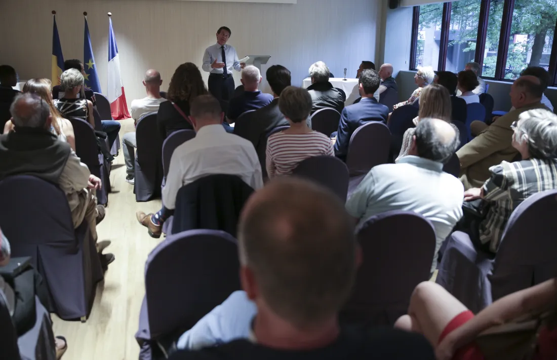 Manuel Valls s'ha reunit aquesta tarda amb residents francesos per demanr-los el vot.