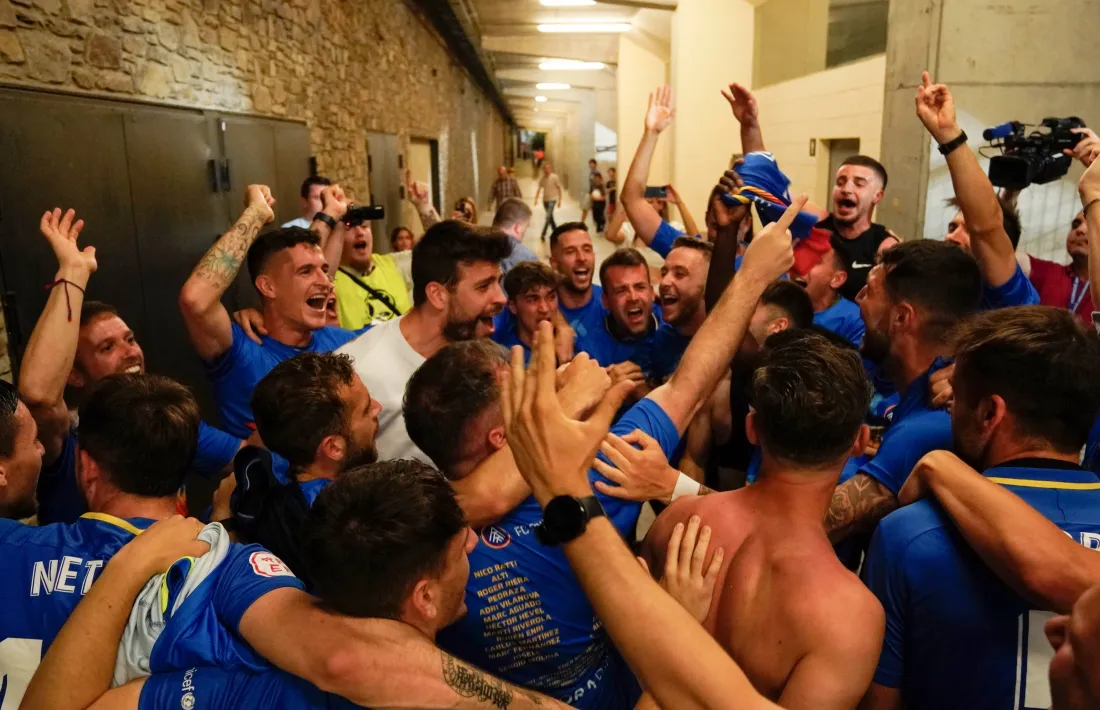Gerard Piqué va celebrar diumenge al vespre l’ascens de l’FC Andorra i ho va fer al costat dels jugadors.