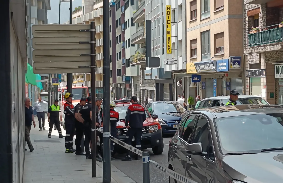 Astrié, amb policia i bombers, davant dels edificis afectats.