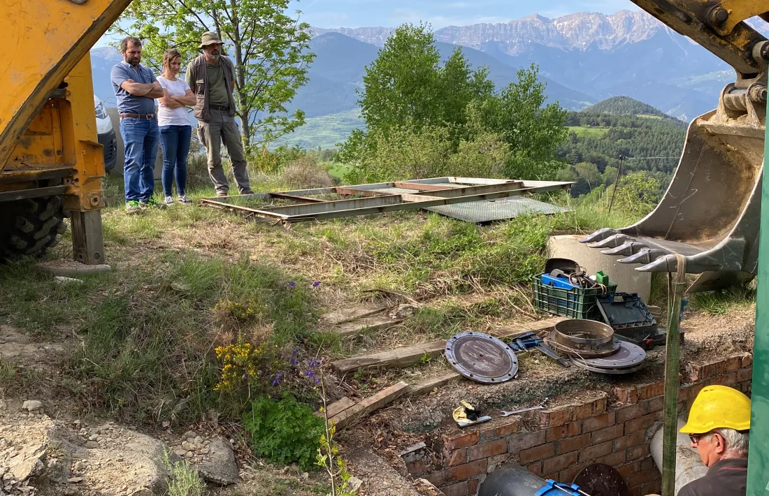 L'alcalde i la vicepresidenta de la comunitat de regants contemplen les obres. 