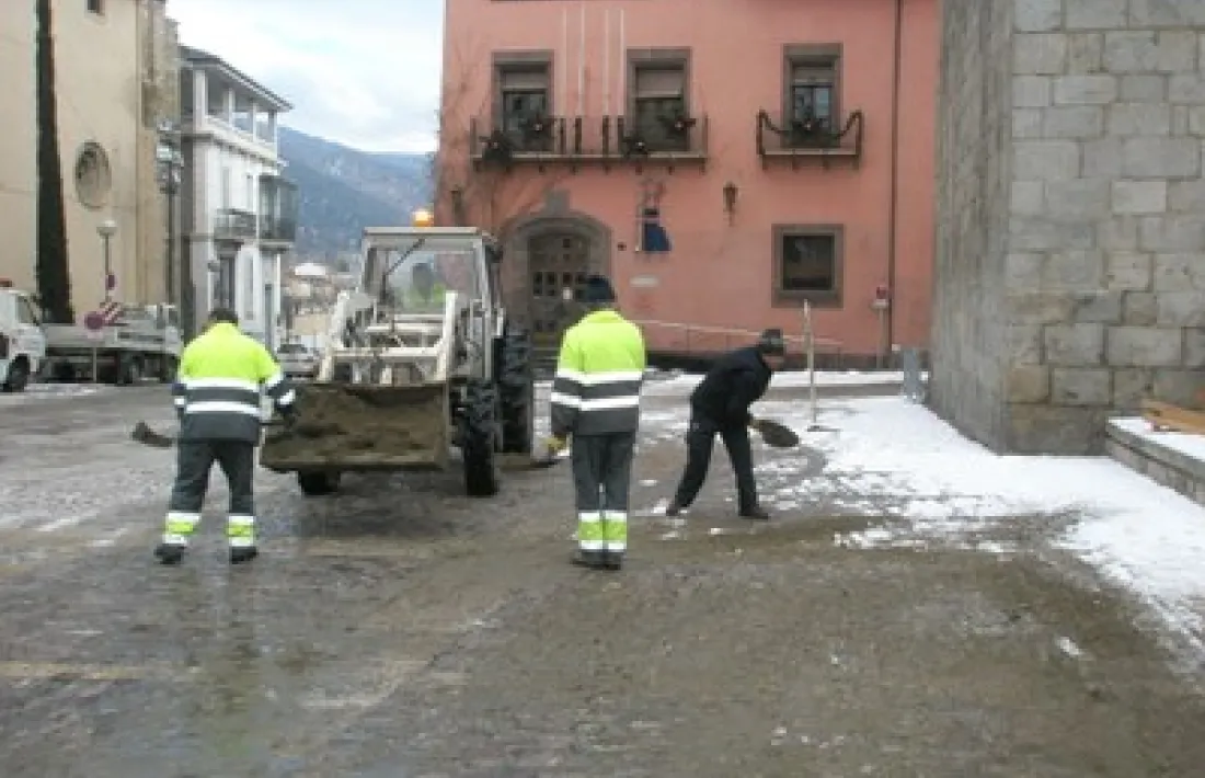 Operaris municipals treballant durant un episodi de nevades en la neteja del paviment. 