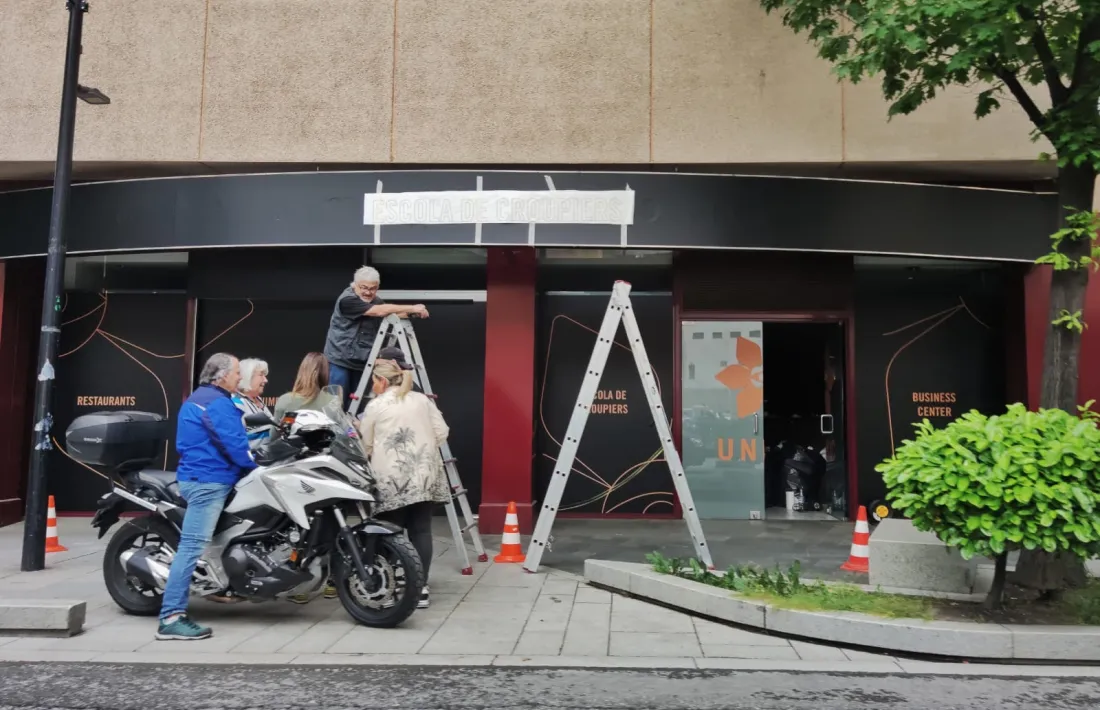 L'escola de crupiers està situada al número 25 de Prat de la Creu.