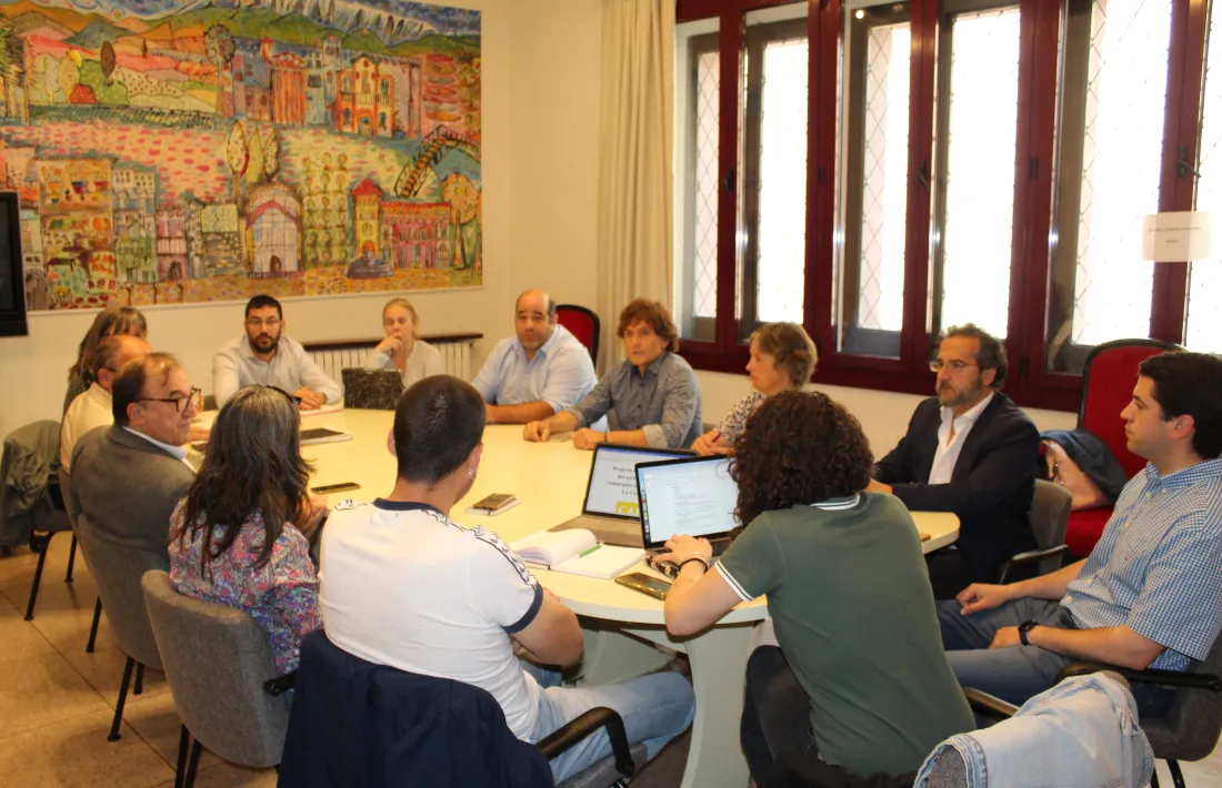   Imatge de la taula tècnica d’ahir al matí, amb responsables institucionals i directius de les cooperatives Cadí i Pirenaica. 