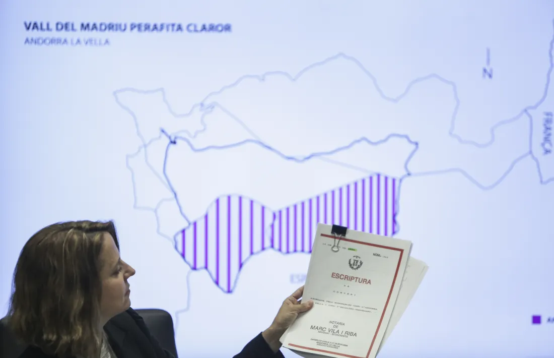 Gili va mostrar escriptures de finals dels anys 80 per justificar la divisió territorial que defensen.