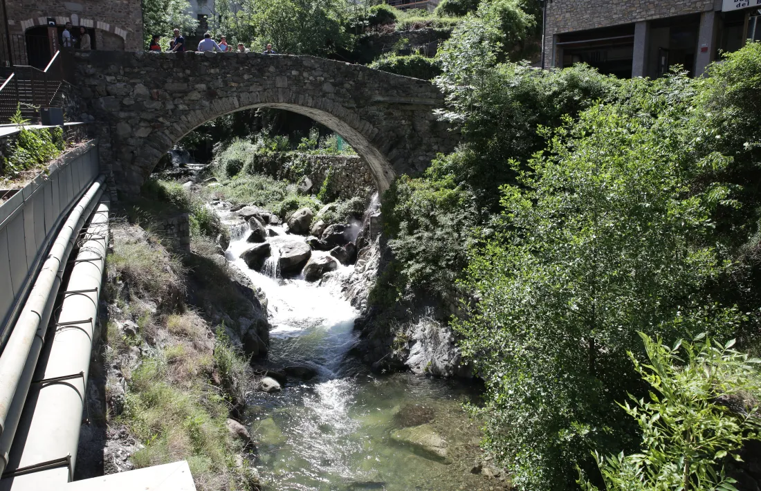 Rosa Gili ha visitat aquest matí el pont de la Tosca amb l’arquitecte Pierre Cadot i l’enginyer René Stinville, responsables de la intervenció.