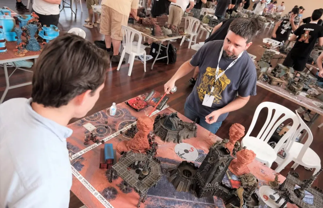 Warhammer 40.000 és un joc d'estratègia on dos jugadors enfronten els seus exèrcits, muntats i pintats a mà, per decidir qui és el millor general.