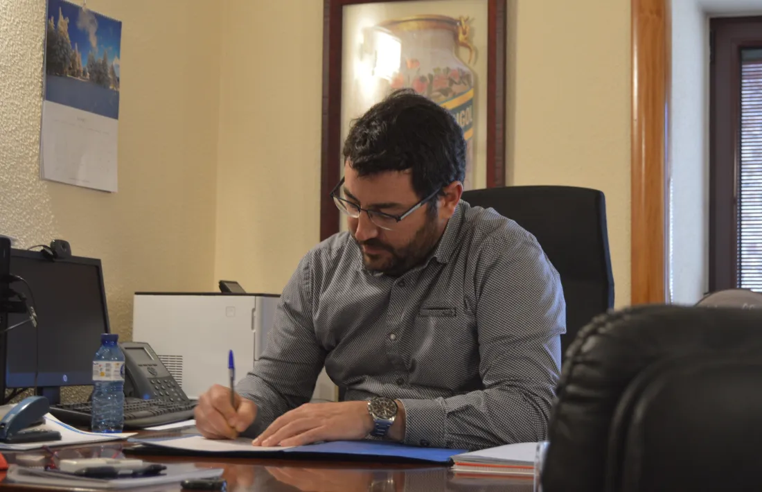 Viaplana, al despatx, és alcalde de la ciutat des del desembre passat. 