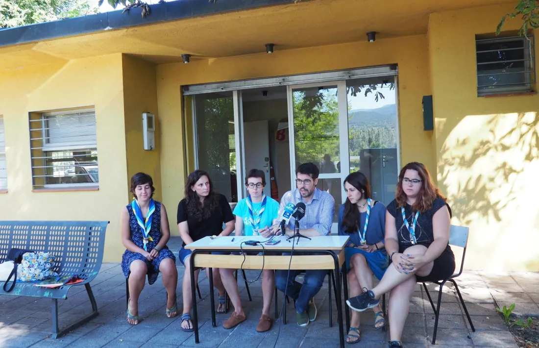 Monitors i guies del grup escolta amb l’aleshores alcalde, Albert Batalla, davant l’espai que ara anirà a terra. 