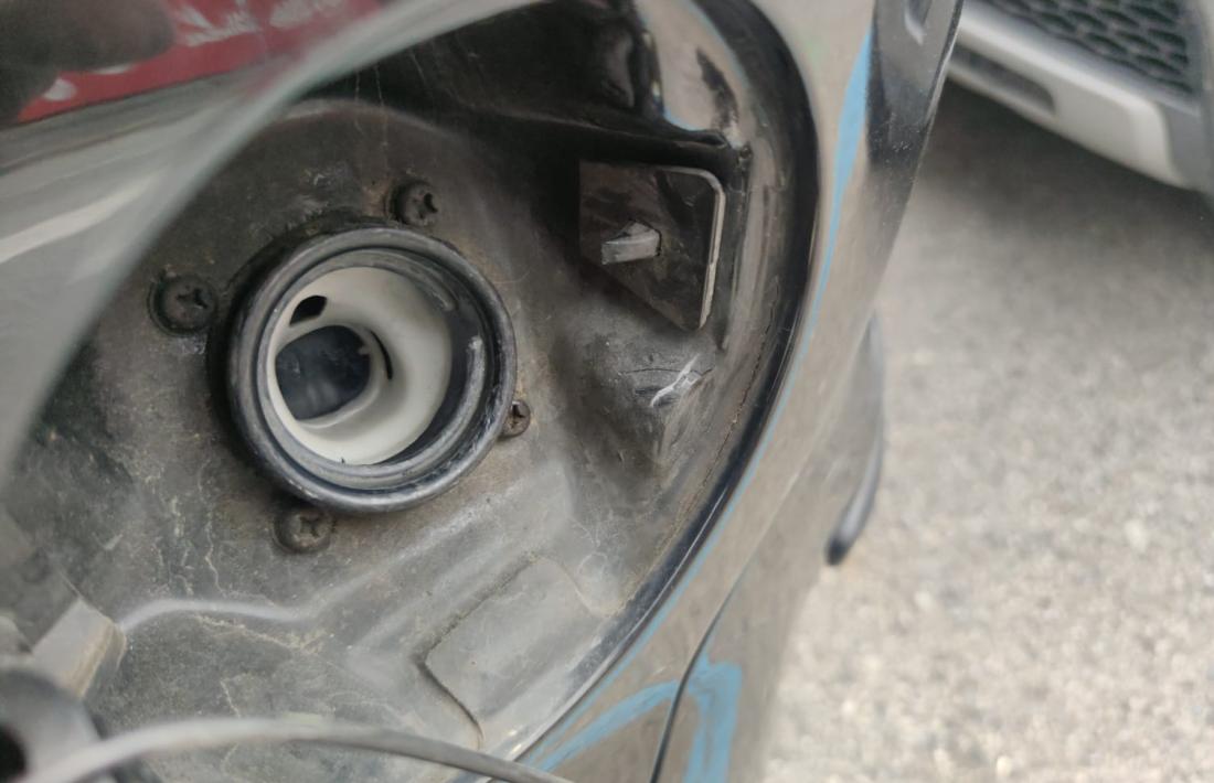 Els lladres van forçar el tap del dipòsit per xuclar-ne el carburant.