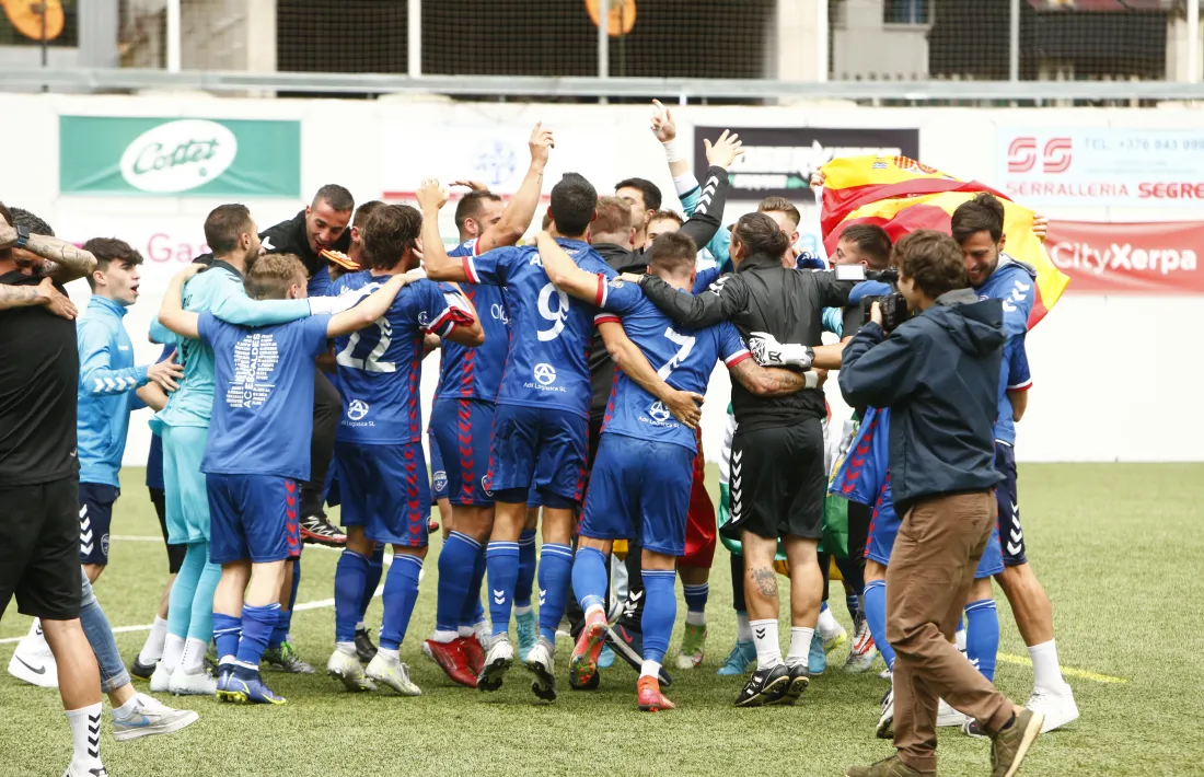 L’Atlètic Club Escaldes va celebrar sobre la gespa artificial de l’Estadi Nacional la consecució de la Copa Constitució. 